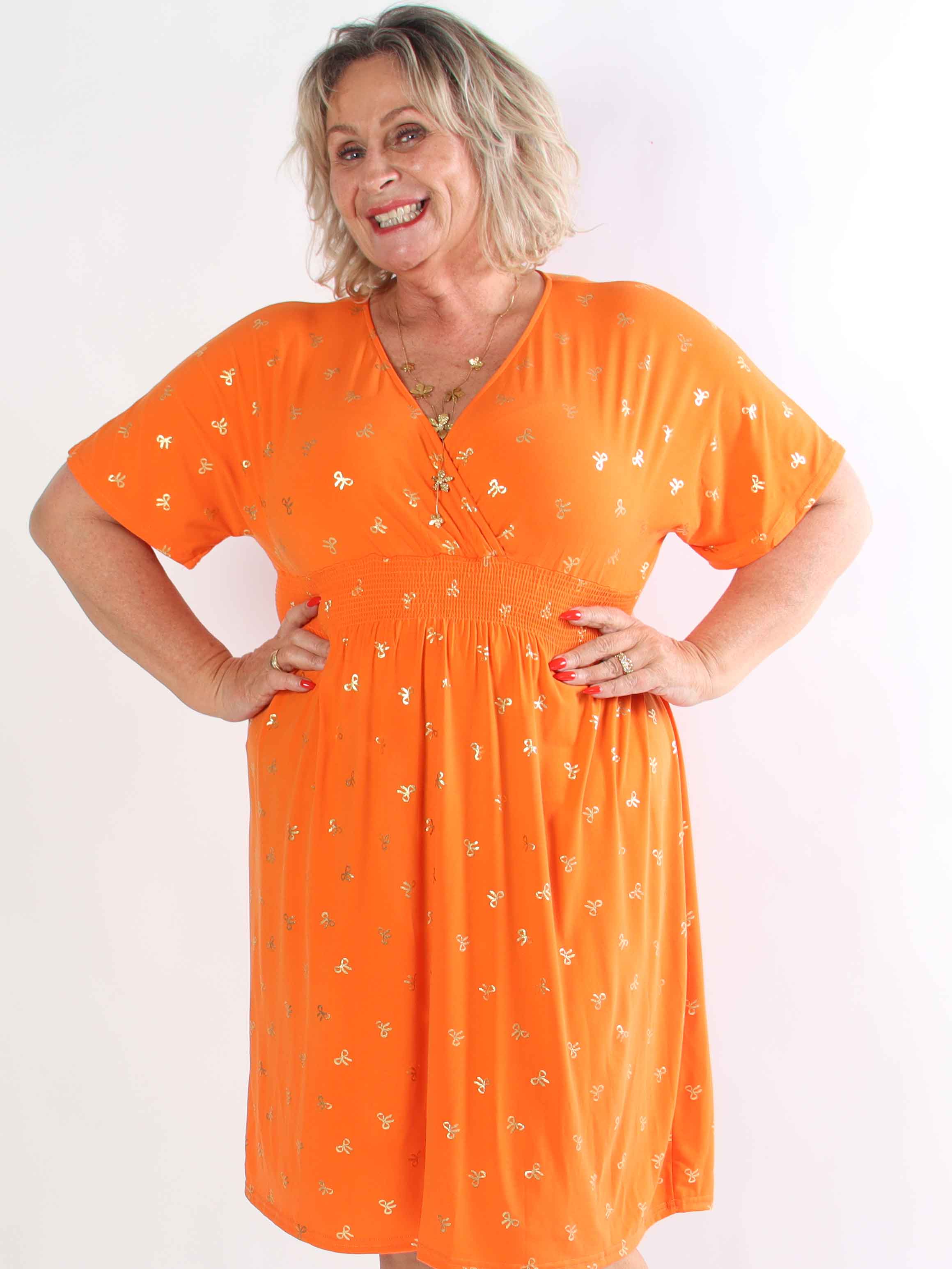 Pams Gold Bow Short - Plus size klänning med smockad midja och fina guldfärgade rosetter